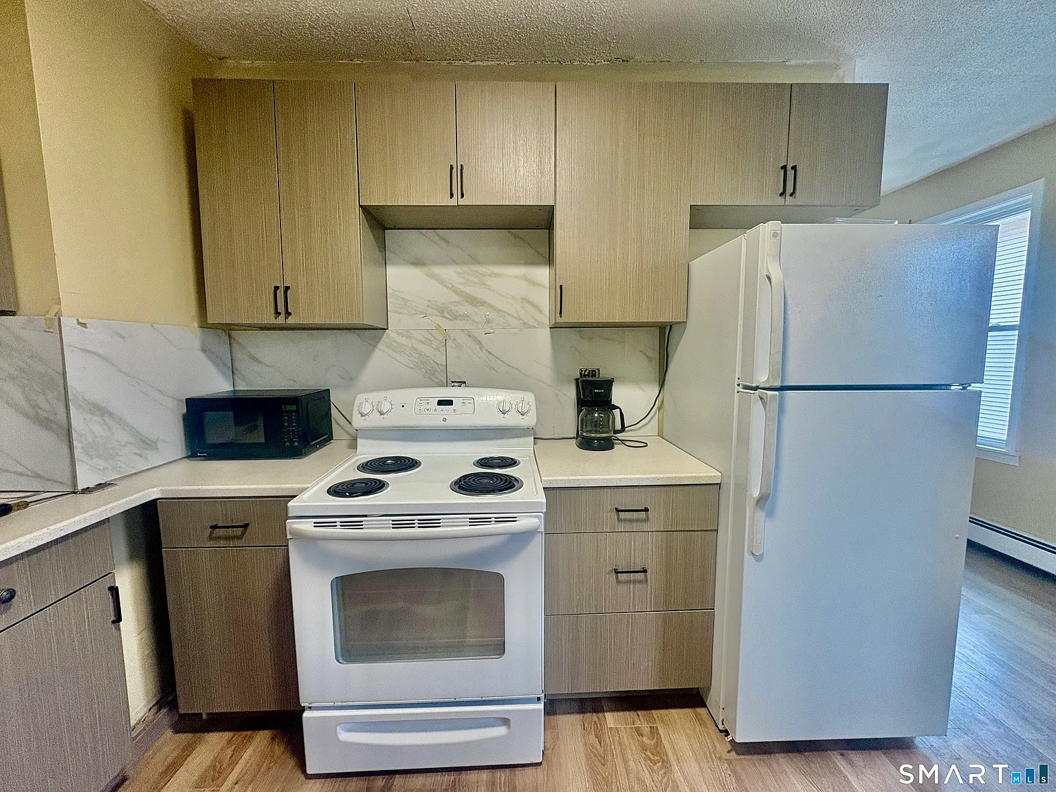 3 bed, 1.0 bath, 1169 sqft, $2,100 — Photo 2