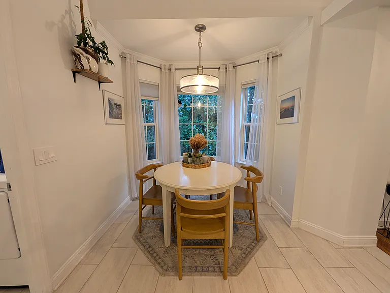 Breakfast Nook
Bright and comfortable breakfast nook with views of the front, side and backyard. A great spot for morning coffee, casual meals or enjoying the peaceful surroundings.