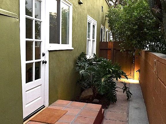 3rd image of 832 N Citrus Ave