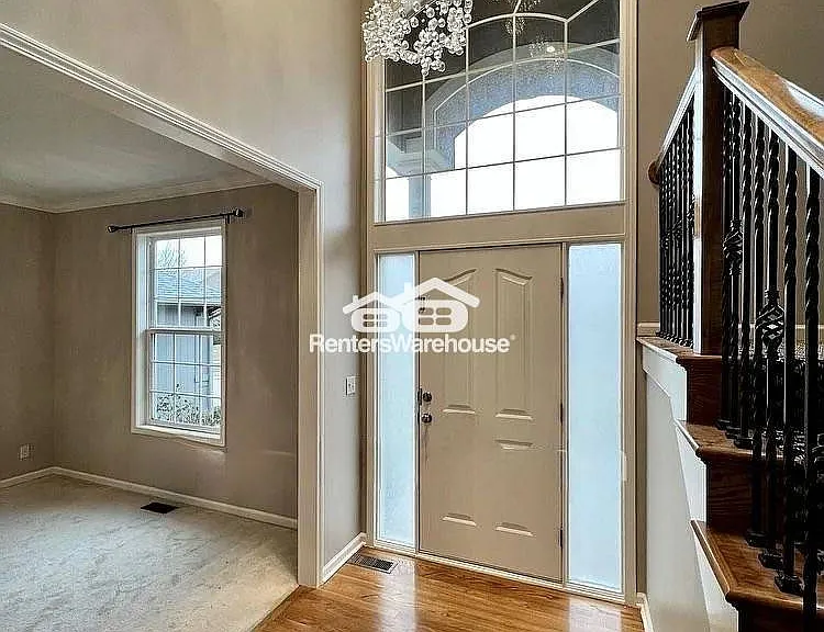 15861 Linden St — Photo 1