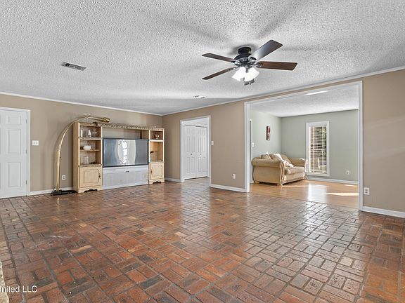 5th image of 3907 Washington Ave