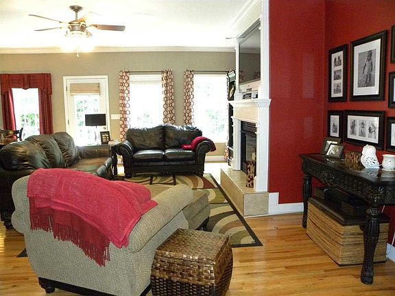 4th image of 127 Royal Dr