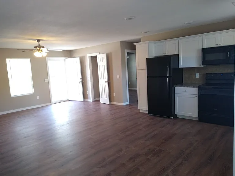 315 W Durst St — Photo 2