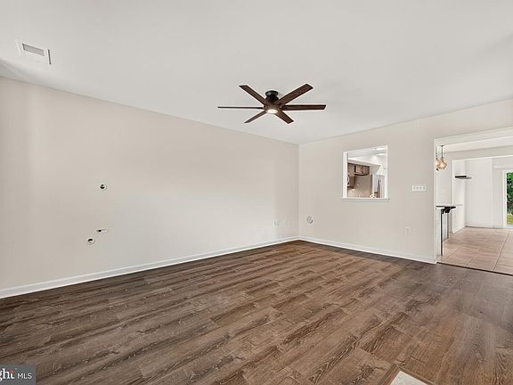 5th image of 564 Thumper Dr