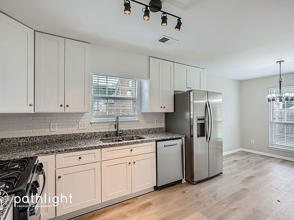 4th image of 3032 Vineyard Way SE