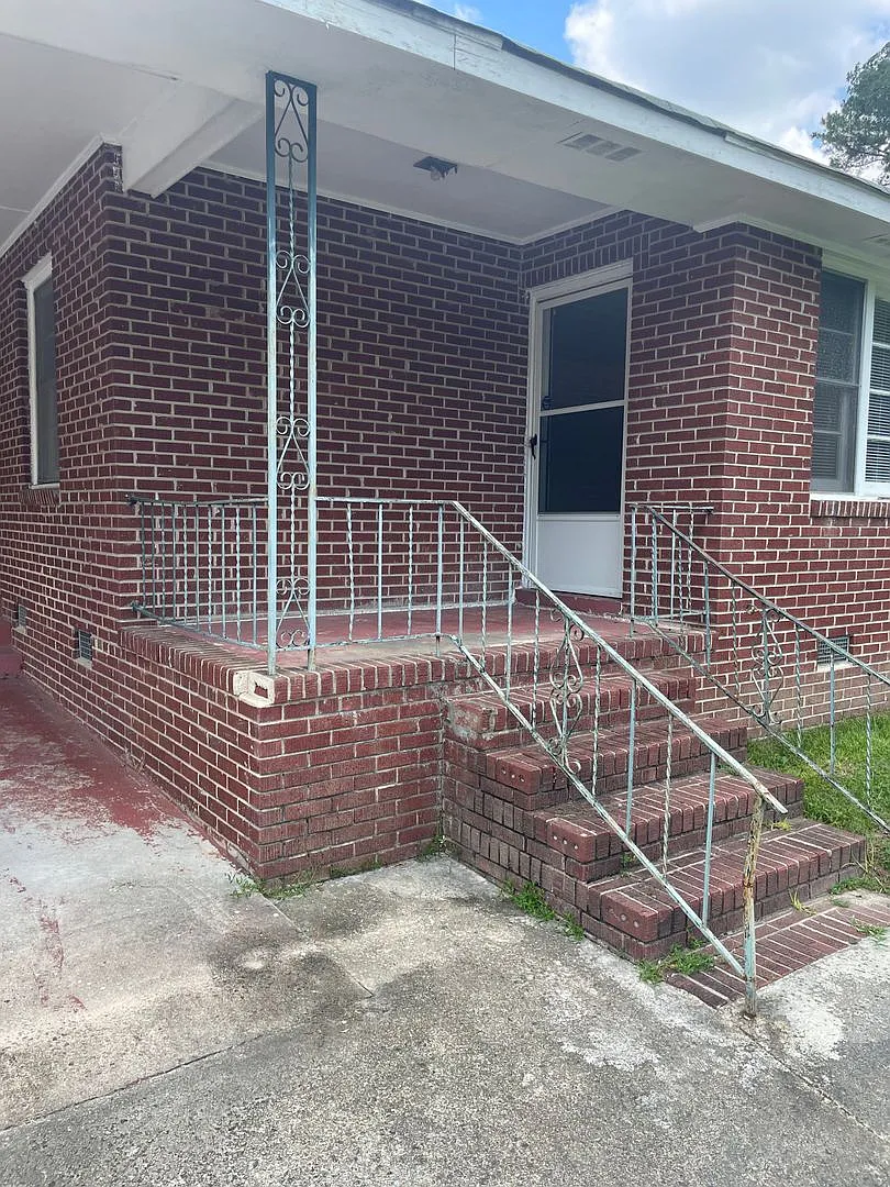 Adorable and Affordable!! Three Bedroom One and a Half Bathroom Brick Home in Northeast Columbia ... — Photo 3