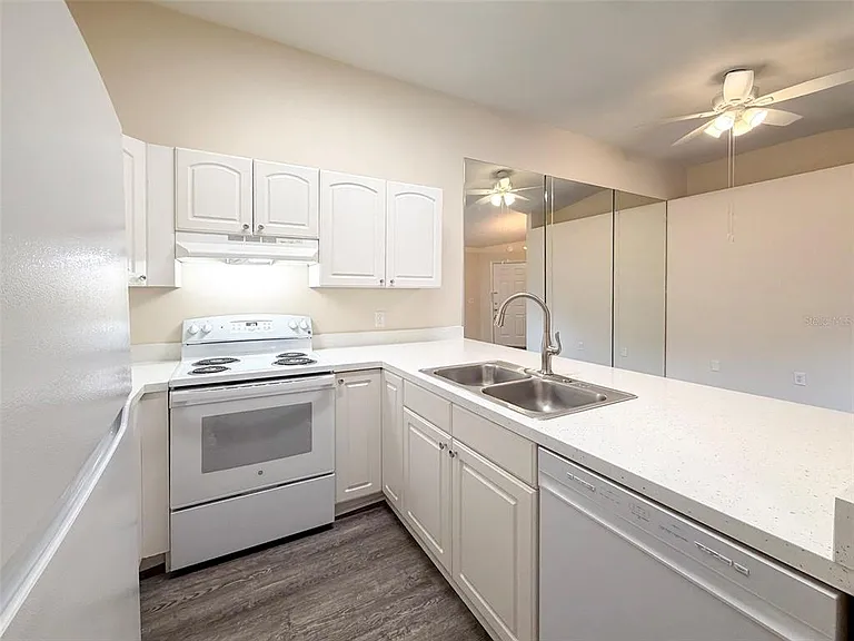 4003 SW 27th St #13 — Photo 13