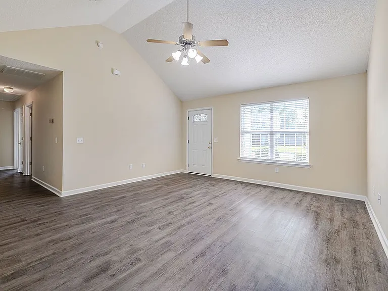 106 Mustang Dr — Photo 7