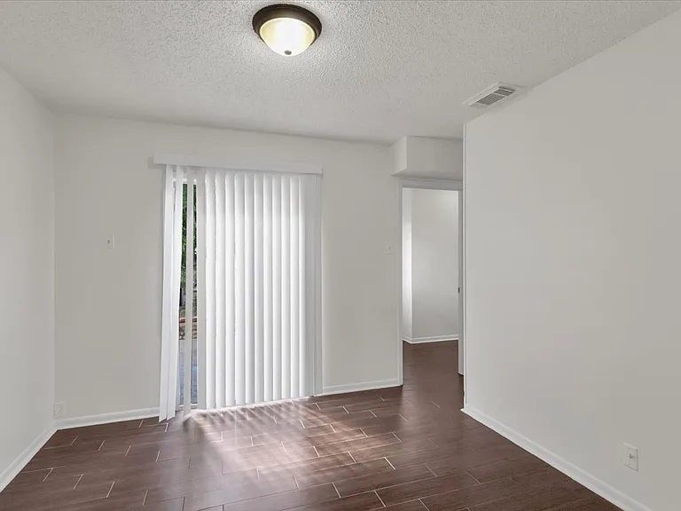 1312 N Travis St — Photo 12