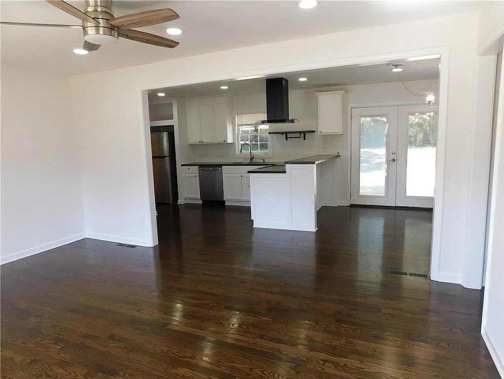 3 bed, 2.0 bath, 1145 sqft, $2,495 — Photo 4