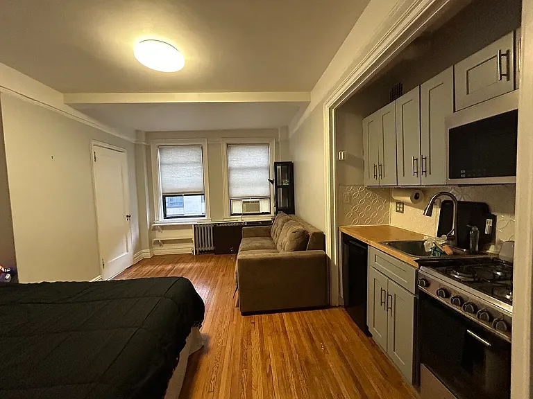 457 W 57th St #514 — Photo 3
