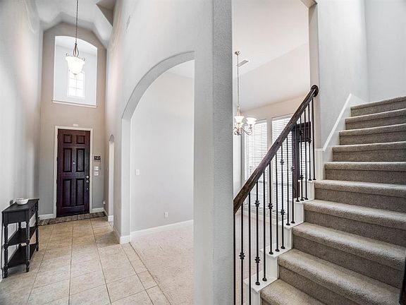 3rd image of 112 Wiltshire Blvd