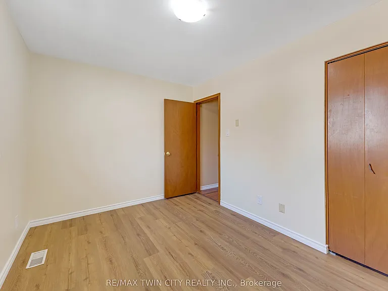 402 Lakeview Dr — Photo 15