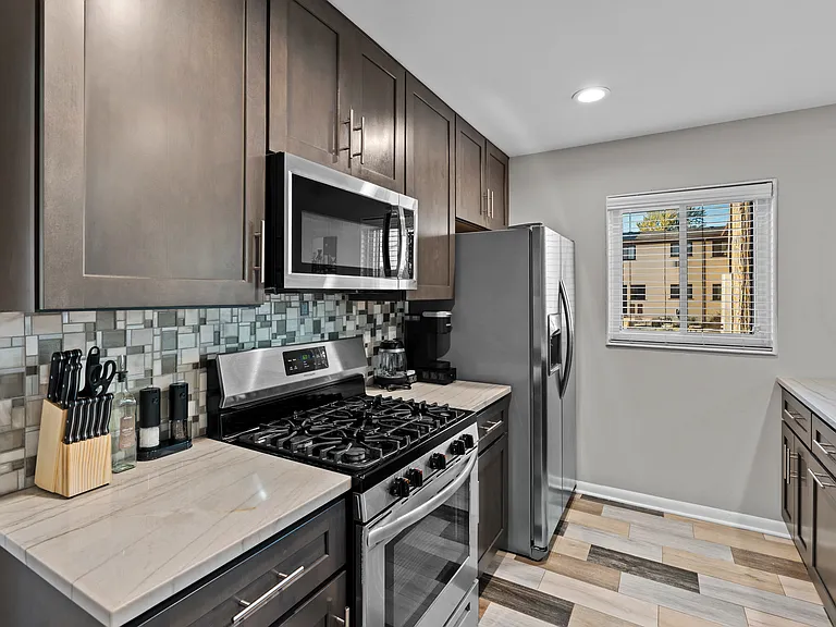 1703 W Catalpa Dr — Photo 5
