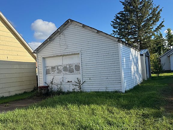4th image of 813 4th St SE