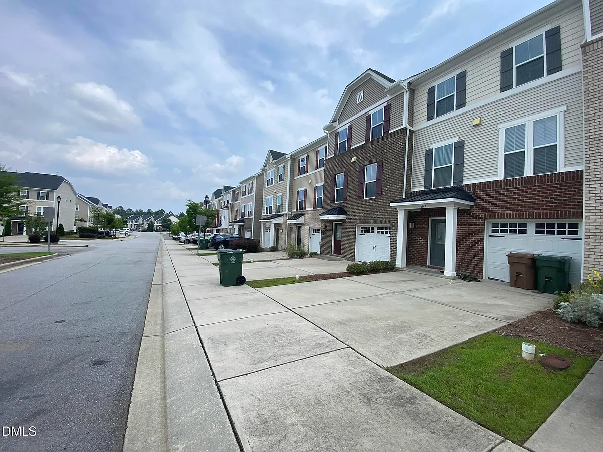 Building Photo - 645 Berry Chase Way