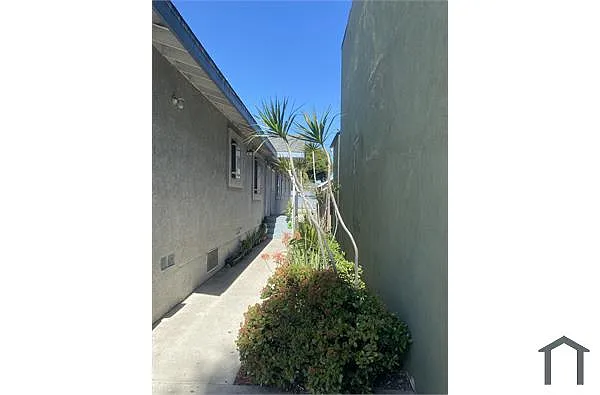 Building Photo - 715 W Vernon Ave #2
