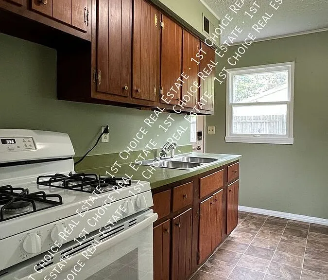1527 Owen St — Photo 4
