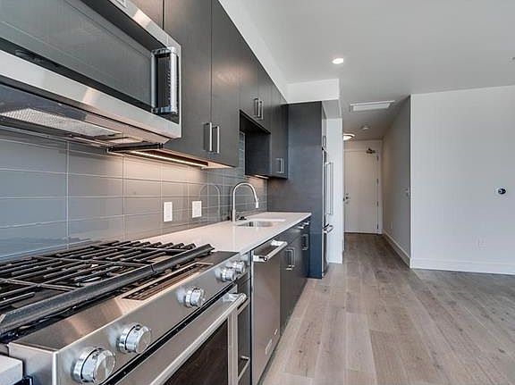 4th image of 222 West Ave #1705