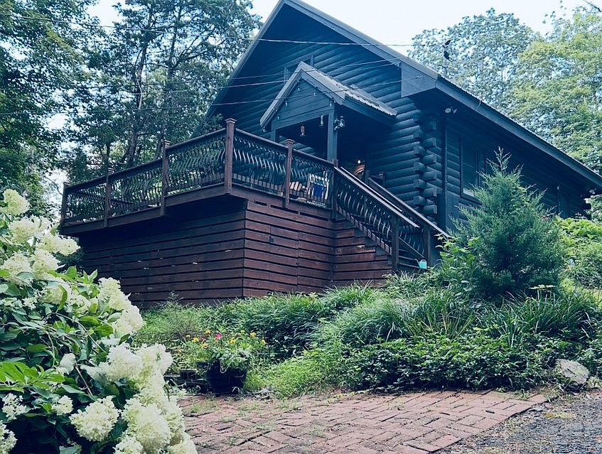 Beautiful Log cabin. Sits on hill overlooking mountains. Peaceful and serene.