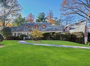 12 School House Ln, Great Neck, NY 11020