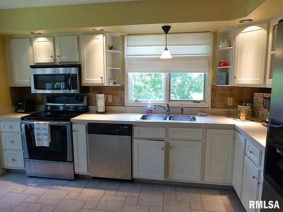 5th image of 403 Hemlock Dr