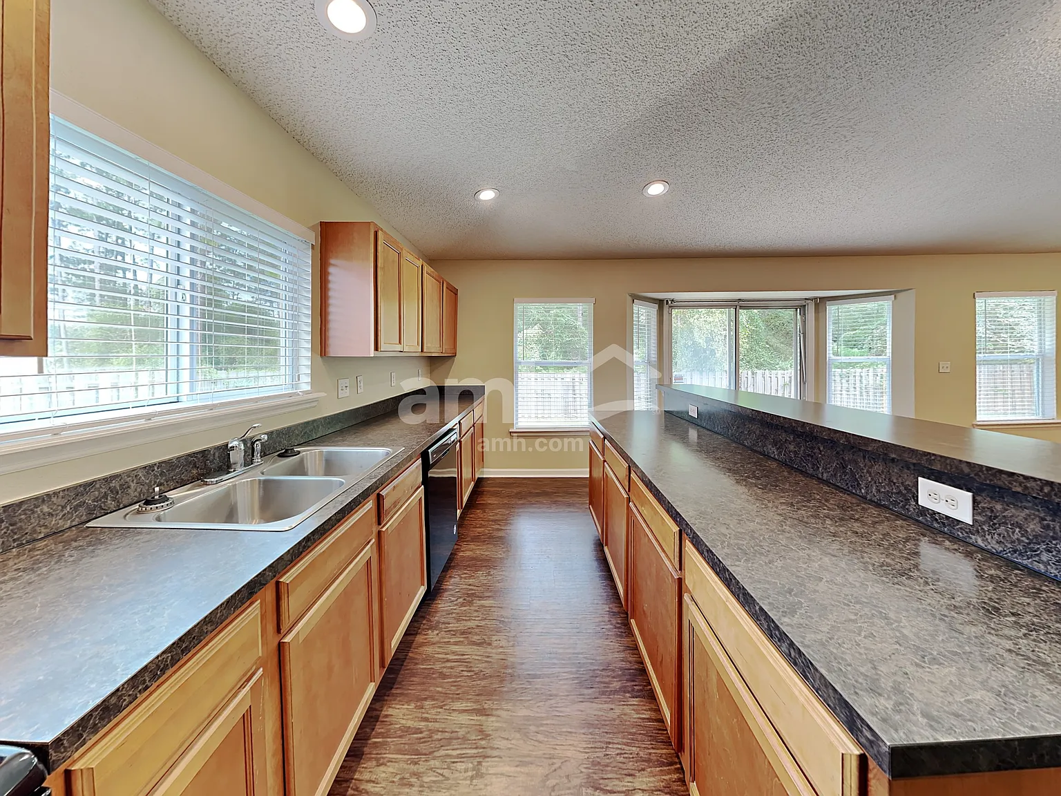 3 bed, 2.0 bath, 1726 sqft, $2,280 — Photo 4