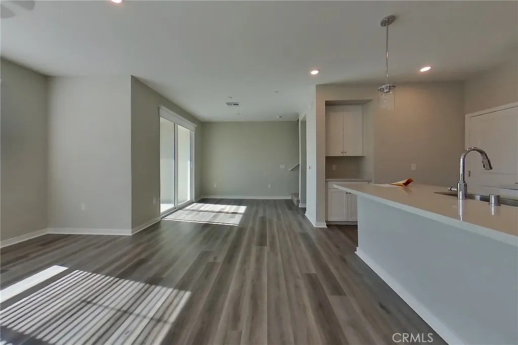 4 bed, 2.5 bath, 1689 sqft, $3,489 — Photo 3