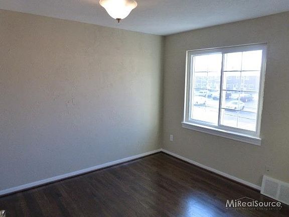 5th image of 23102 Arthur Ct