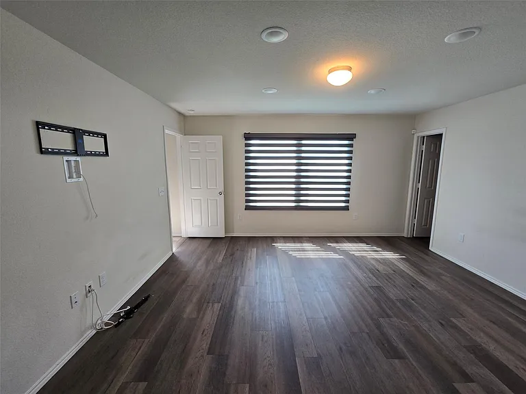 1126 Ainsley Ln — Photo 5