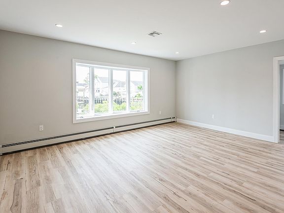3rd image of 225 Eaton St