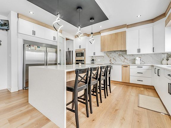 5th image of 304 33rd Ave NW