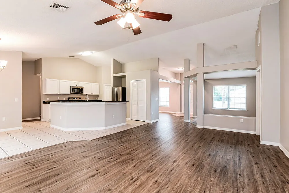 3 bed, 2.0 bath, 1946 sqft, $1,810 — Photo 3