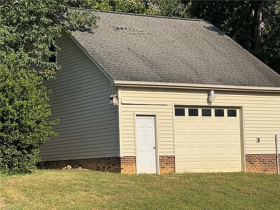 3rd image of 804 Lauras Ln