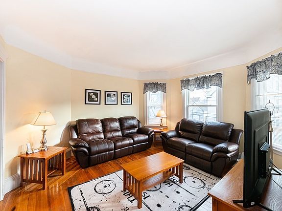 3rd image of 20 Seymour St #2