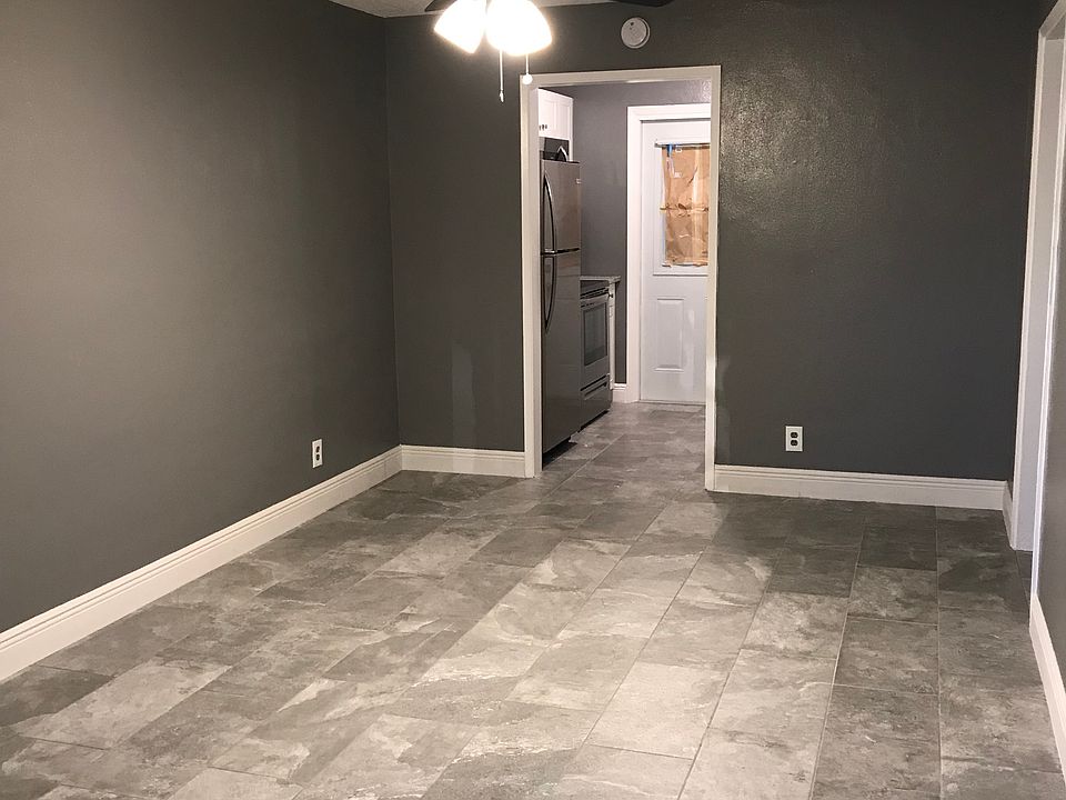 Porcelain floors throughout