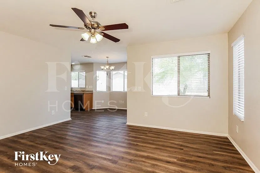 3 bed, 2.0 bath, 1124 sqft, $1,810 — Photo 3