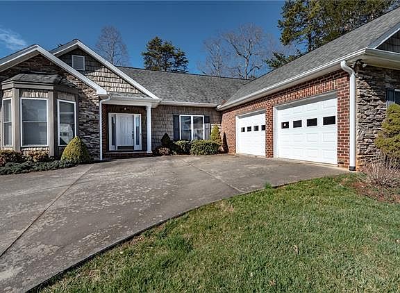 3rd image of 911 Barrington Dr NE