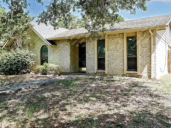 2nd image of 2929 Robin Hill Ln