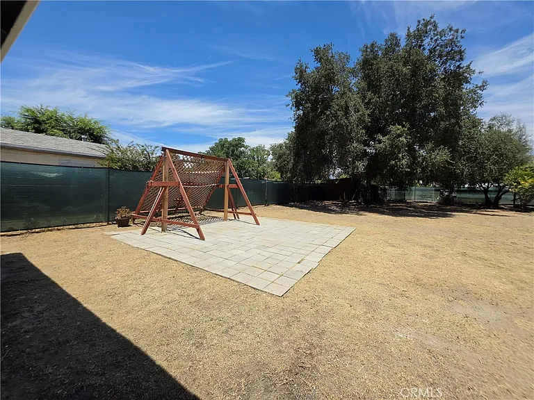 221 E Maple St — Photo 20
