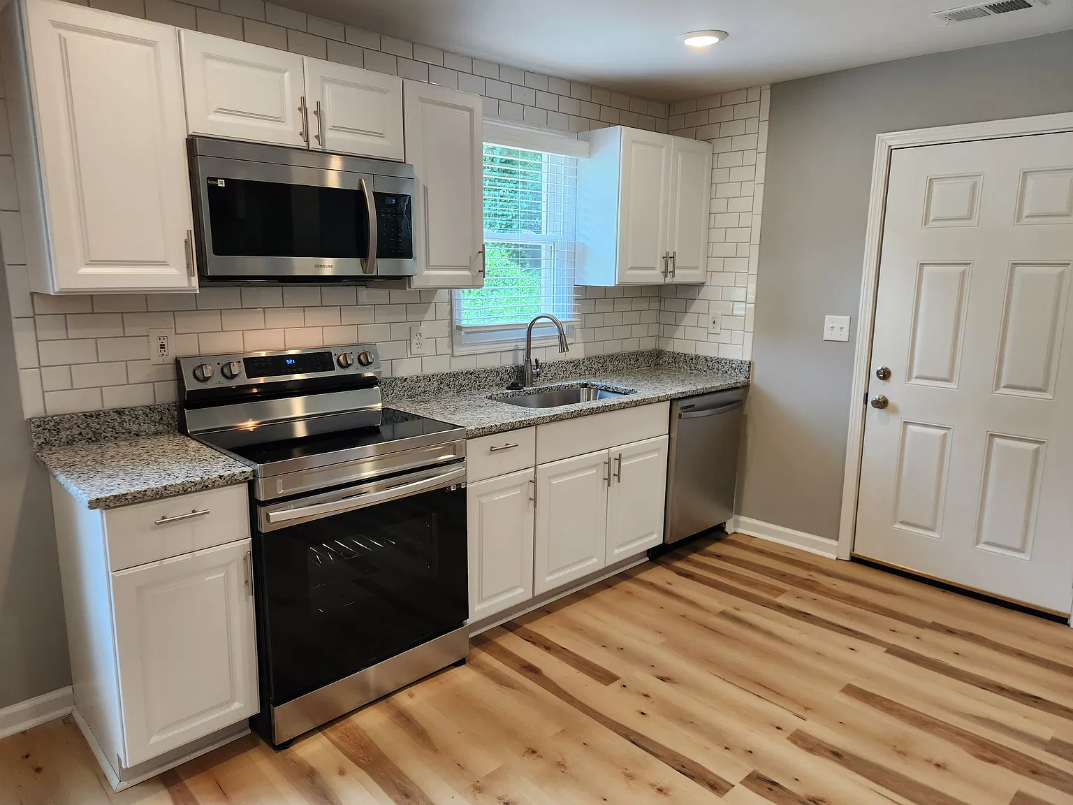 3 bed, 1.5 bath, 962 sqft, $1,450 — Photo 2