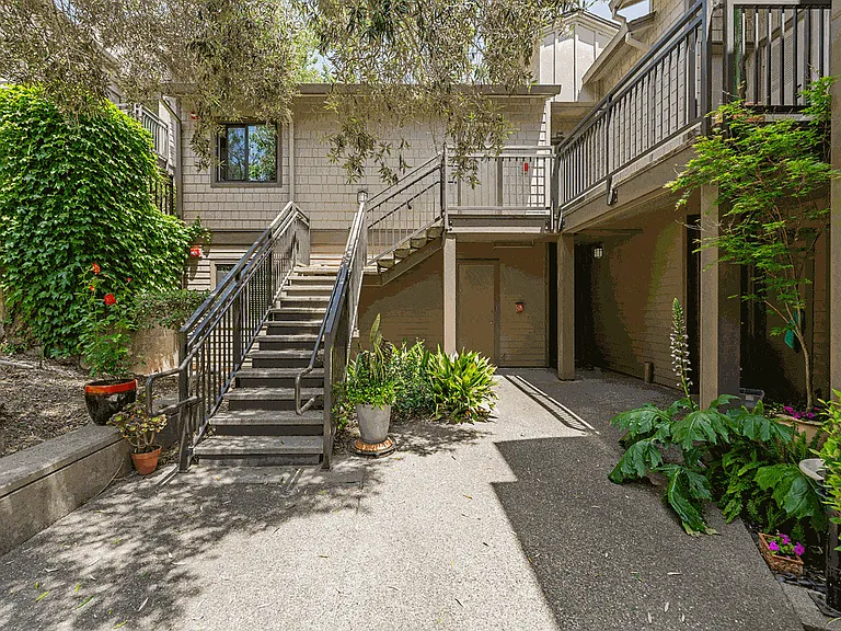 Larkspur Courts — Photo 20
