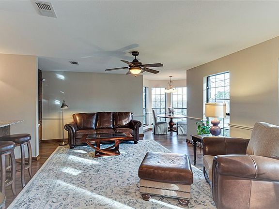 4th image of 4102 Mockingbird Ln