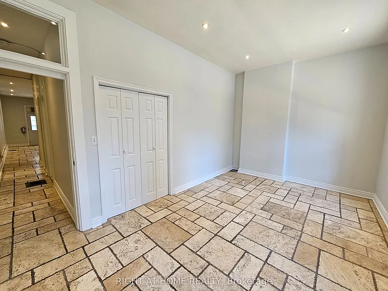 550 Yonge St #3F — Photo 13