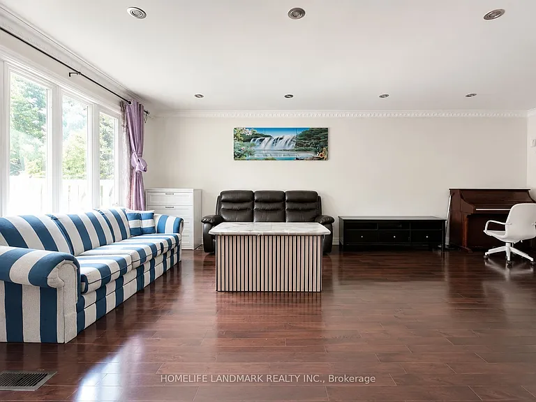 102 Chloe Cres — Photo 2