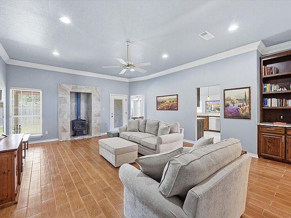 4th image of 2406 Golden Oak Dr