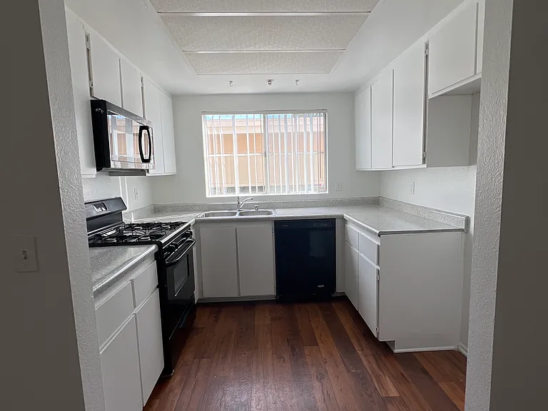 531 W Wilson St #C203 — Photo 1
