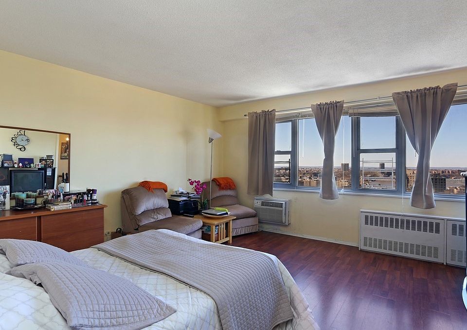 2nd image of 100 W 93rd St APT 26D