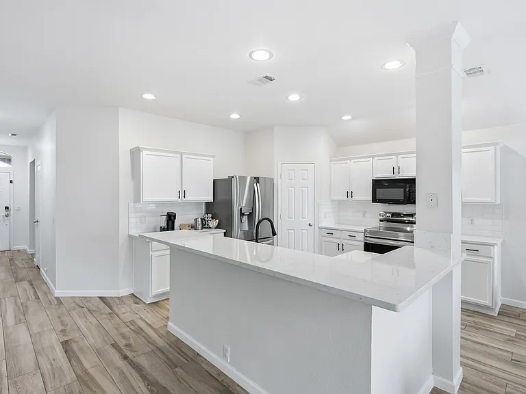 1002 Zachary Dr — Photo 6