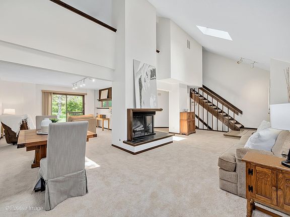 3rd image of 969 Collingwood Dr